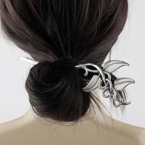 Detail der keltischen Haarnadel aus Silber mit Blattmotiv für elegante Hochsteckfrisuren
