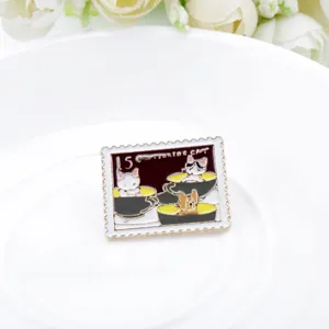 Detailansicht eines süßen Katzen-Kaffeetassen-Briefmarken-Emaille-Pins auf Teller
