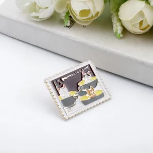 Detailansicht einer süßen Emaille-Anstecknadel im Briefmarkendesign mit Katzenmotiven.