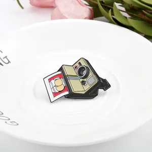 Pin de esmalte de cámara retro estilo Polaroid con foto de dibujo animado en plato