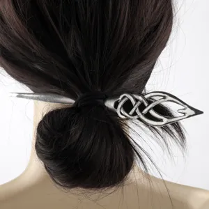 Nordischer Retro-Stil Keltenknoten Metall Haarstab für elegante Damenfrisuren und Dutts.