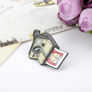 Pin de esmalte de cámara instantánea retro con un diseño de foto de dibujos animados