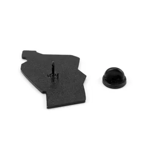 Primer plano detallado del reverso de un pin esmaltado de cámara con cierre de goma negro seguro.