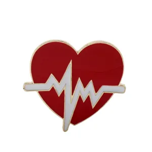 Dettaglio della spilla smaltata a forma di cuore rosso con battito cardiaco.