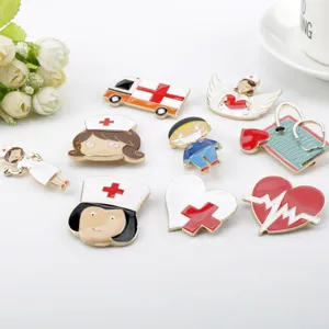 Spilla Creativa in Smalto a Tema Medico Cartone Animato Infermiera Dottore Ambulanza Stetoscopio Cuore ECG Pin Lega Distintivo Regalo
