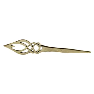 Nahaufnahme einer vintage bronzefarbenen keltischen Haarnadel für elegante Hochsteckfrisuren