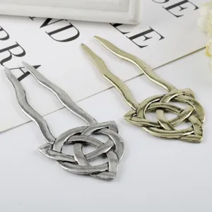 Detailansicht von zwei Vintage-Haarnadeln mit keltischem Knoten in Gold und Silber