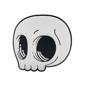 Detaillierte Nahaufnahme einer Cartoon-Totenkopf-Emaille-Anstecknadel in Schwarz und Weiß