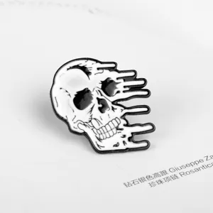 Detaillierte Nahaufnahme eines schmelzenden Totenkopf-Emaille-Pins in Schwarz-Weiß