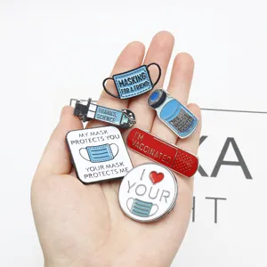 Vue détaillée de pin's en émail colorés sur le thème médical avec masques et seringues