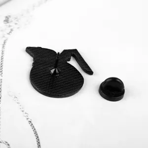 Detailansicht der Rückseite einer schwarzen Teekannen-Emaille-Pin mit Gummiverschluss