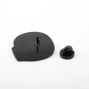 Detailaufnahme der Rückseite einer schwarzen Totenkopf-Anstecknadel aus Legierung