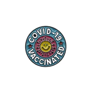 Épingle en émail coloré Covid-19 Vaccinated avec visage souriant jaune sur fond blanc