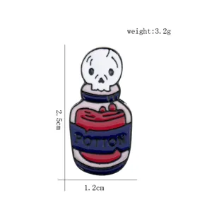 Halloween Emaille-Pin Zaubertrankflasche mit Totenkopf, 2,5 cm Höhe und 3,2 g Gewicht