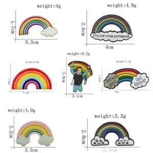 Collezione dettagliata di spille arcobaleno in smalto con specifiche precise di peso e dimensioni