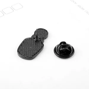 Detailansicht der Rückseite einer schwarzen Emaille-Anstecknadel mit Schmetterlingsverschluss.