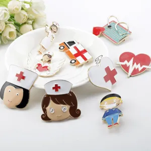 Dettaglio di spille in smalto a tema medico con infermiera e ambulanza
