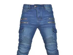 Primer plano de jeans azules para moto con bolsillos con cremallera y rodilleras