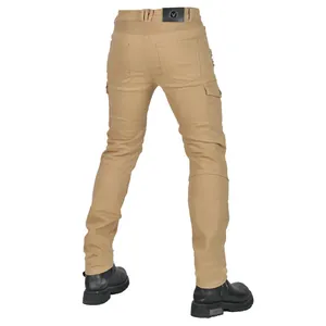 Vista trasera de pantalones protectores de moto caqui con bolsillos cargo y refuerzos