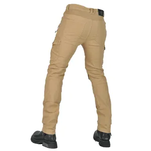Vista trasera de pantalones de moto caqui con paneles elásticos y bolsillos cargo