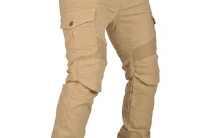 Detalle de pantalones de moto caqui con rodillas reforzadas y bolsillos laterales.