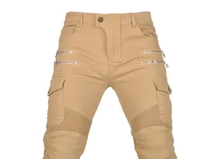 Primer plano de vaqueros de moto caqui con paneles de rodilla acanalados y cremalleras.
