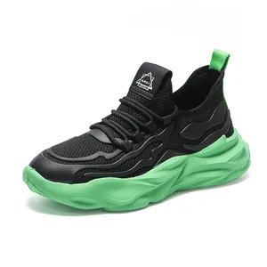 Sneakers da uomo in fly-knit traspirante con suola verde spessa e rete ultra leggera