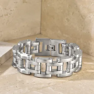 Primo piano di un bracciale a catena di bicicletta in acciaio inossidabile da 22 mm