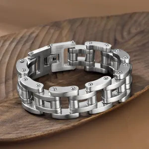 Vista dettagliata del bracciale da uomo 22mm a catena di bicicletta in acciaio