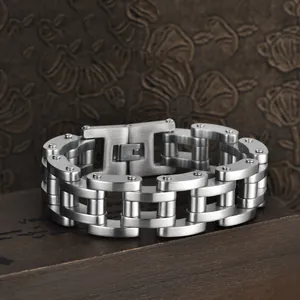 Primo piano di un bracciale da uomo a catena di bicicletta in acciaio inossidabile da 22 mm