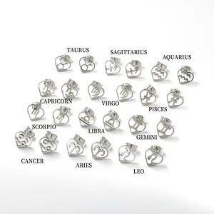 Vue détaillée de 12 boucles d'oreilles cœur en acier inoxydable avec signes du zodiaque