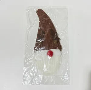 Detalle de una funda de botella de vino de gnomo navideño de punto con cuernos en bolsa