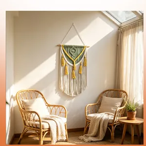 Vue détaillée d'une tapisserie murale en macramé tissée à la main dans un salon chaleureux