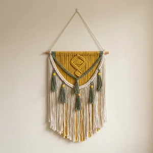 Tapisserie murale bohème en macramé de coton tissé à la main dans une pièce ensoleillée