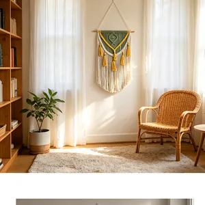 Détail d'une suspension murale en macramé tissée à la main dans un salon ensoleillé