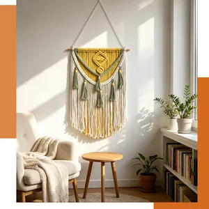 Tenture murale en macramé tissé à la main jaune et vert sauge dans un salon très chaleureux