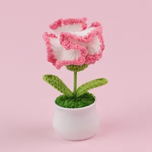 Handgemaakte wit-roze gehaakte bloem in een minimalistische mini witte keramische pot
