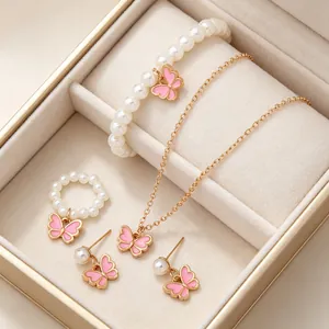 Parure de bijoux élégante papillon émail rose et perles dorées