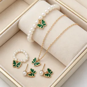 Parure de bijoux élégante en perles avec papillon en émail vert collier et bracelet