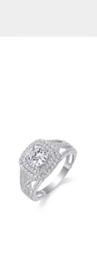 Detailansicht eines Moissanit-Rings aus S925 Silber mit Halo-Fassung und Pave-Band