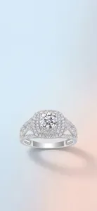 Detailansicht eines schimmernden Moissanit-Rings mit Halo-Fassung aus S925 Silber.