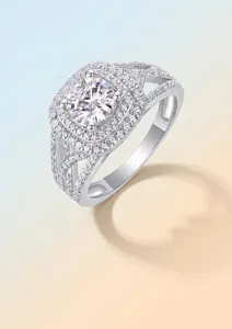 Nahaufnahme eines Moissanit-Rings aus S925-Silber mit doppeltem Halo-Design