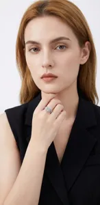 Elegantes S925 Sterling Silber Moissanit Ring von einem Model für Profi-Display getragen