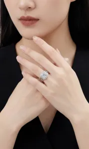 Detaillierte Makroansicht eines quadratischen Moissanit-Rings aus Sterlingsilber