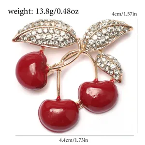 Gros plan d'une broche cerise rouge avec feuilles de cristal et étiquettes de dimensions