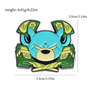 Vue macro détaillée d'un pin's en émail ours bleu cartoon avec des motifs de billets.