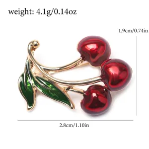 Vue détaillée de la broche cerise rouge avec dimensions 2,8x1,9cm et poids de 4,1g