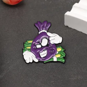 Gros plan détaillé d'un pin's en émail créatif en forme de sac d'argent violet
