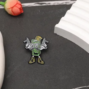 Vue détaillée d'un pin's en émail représentant un billet de banque cartoon avec des pistolets