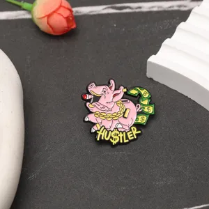 Gros plan d'un pin's en émail cochon avec texte 'Hustler' et motifs de billets.